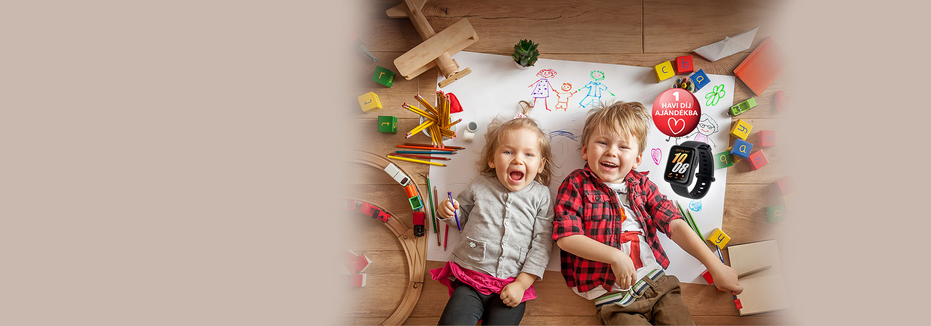 Évindító folyamatos díjas életbiztosítási akció, a képen egy boldog kisfiú és egy kislány látható, játékok között fekszenek.