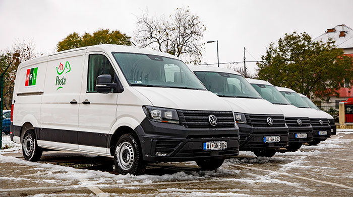 A képen Volkswagen Crafter típusú MPL kézbesítő járművek szerepelnek